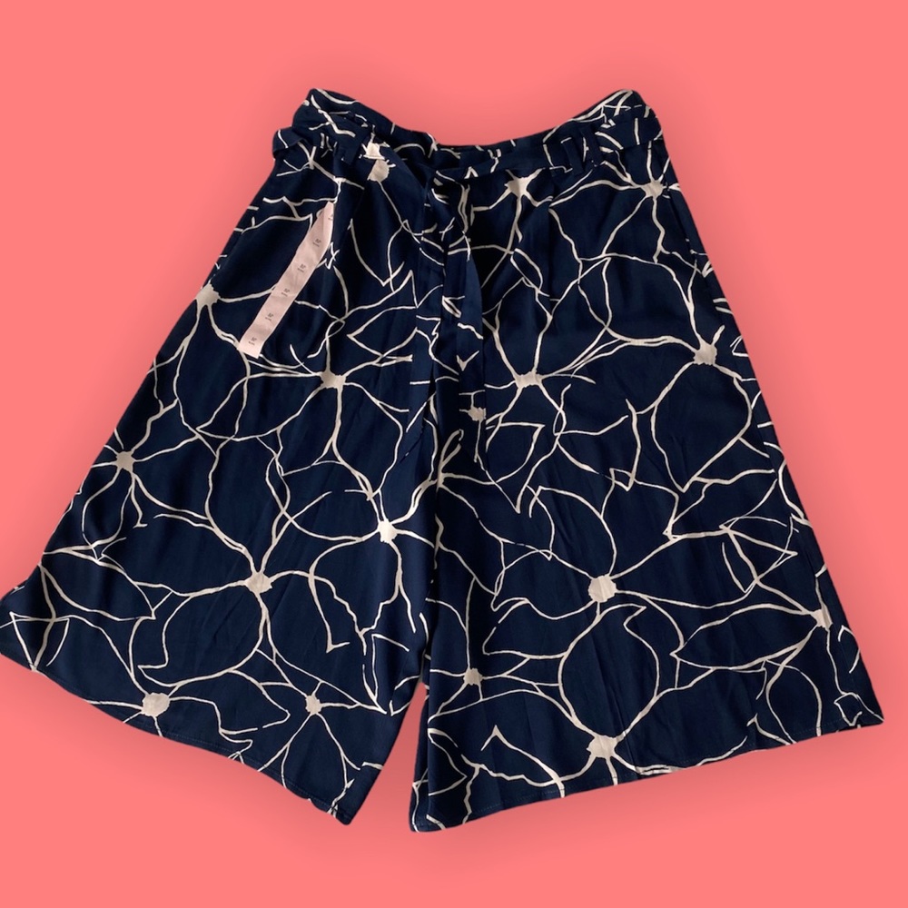 Banana Republic Bermuda Shorts. Size 8P. New With Tags. Navy Blue and Beige.